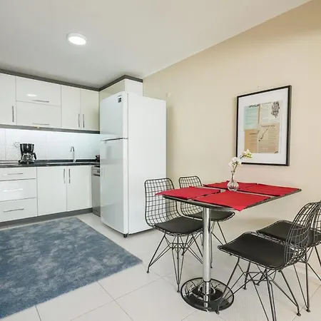 Stylish Flat Near Hadrians Gate דירה אנטליה